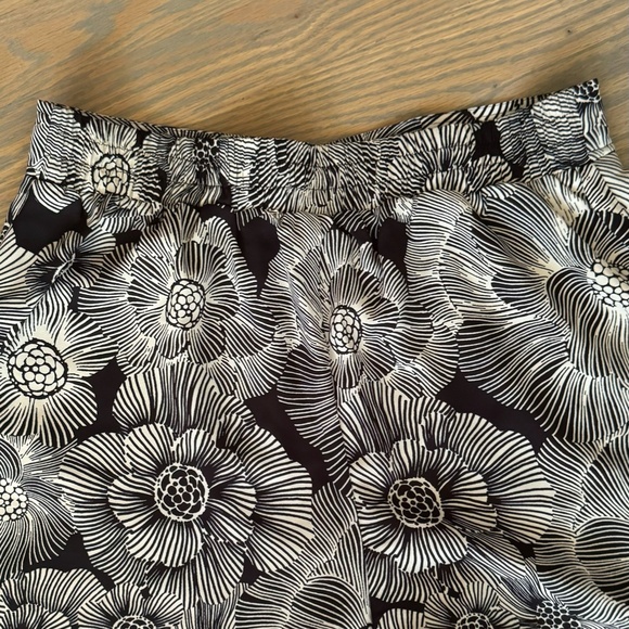 Express high waisted black cream floral shorts - size Medium NWT - Picture 7 of 7